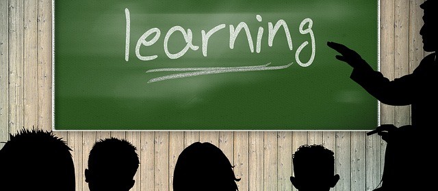 The differences between online learning and classroom learning?